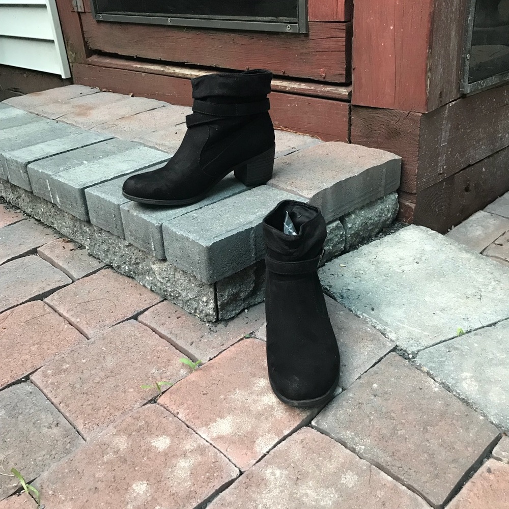 Black suede slouch American Eagle ankle boots